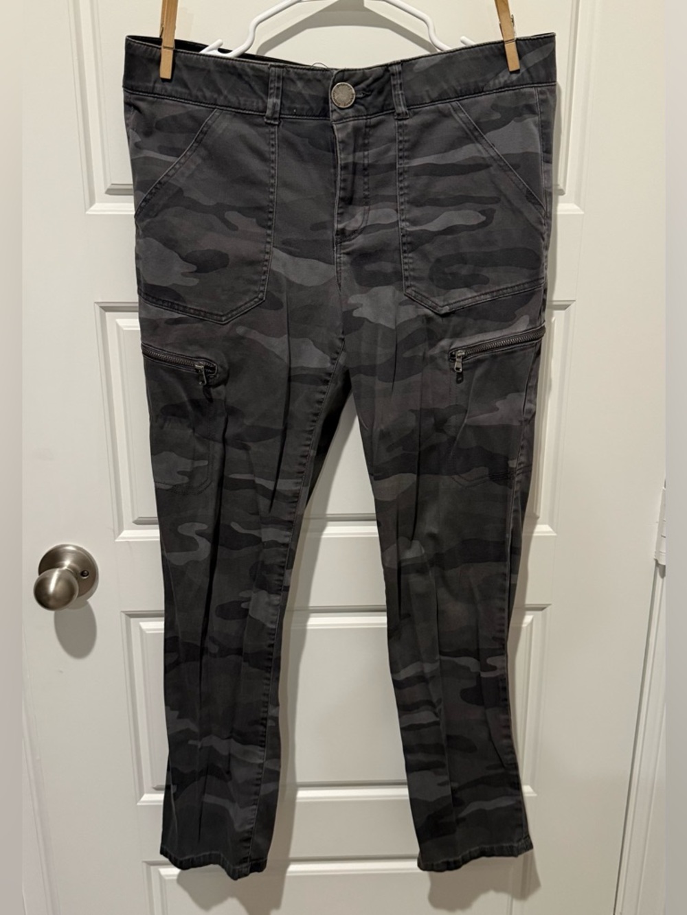 Democracy Men's Dark Gray Camo Cargo Pants
